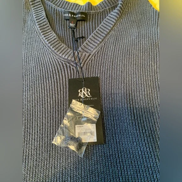 Rock & Republic sweater size L - Picture 2 of 3